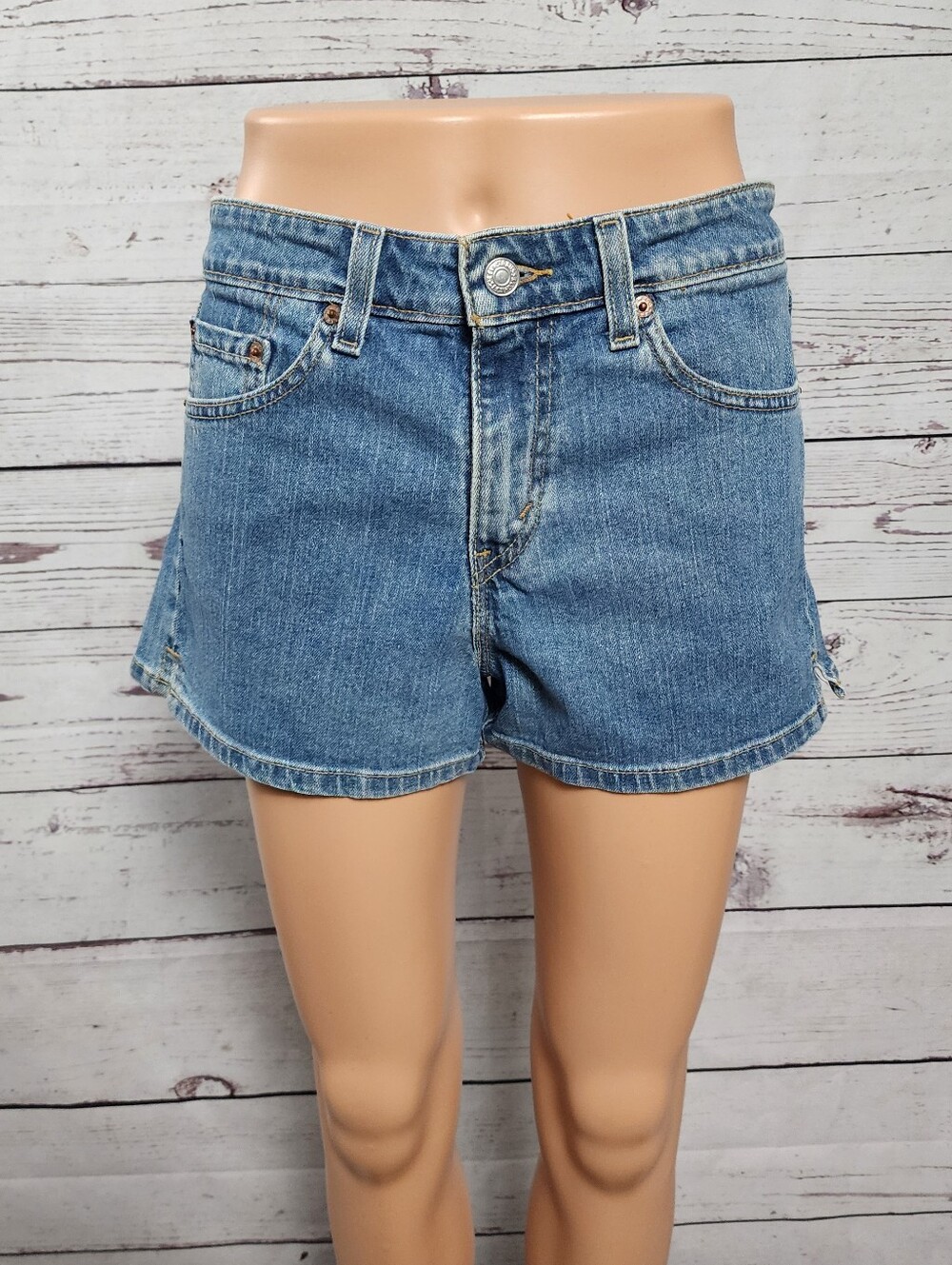 Vintage 2003 Levi’s Red Tab Denim Shorts - Size 9 - Mid Rise 10" Side Vents